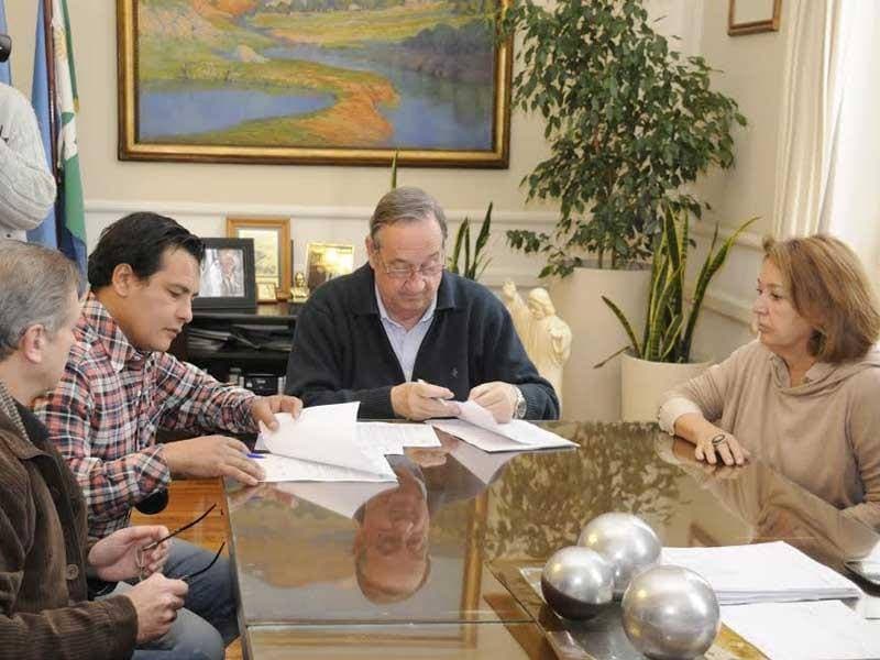 Equipo de AML, constructora en Tandil, reunido con el intendente